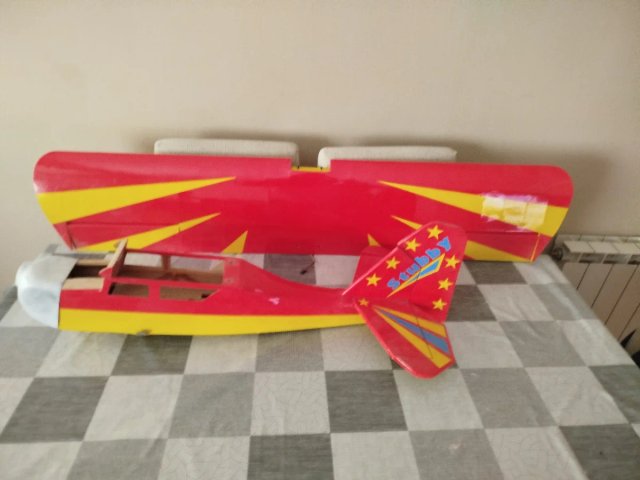 Avión RC sin terminar con motor y hélices