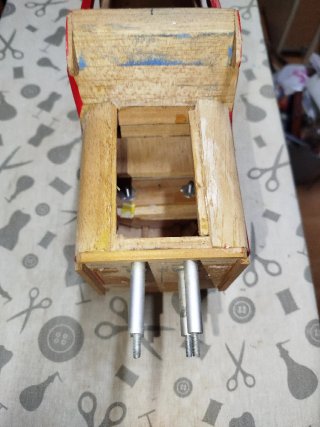 Avión RC sin terminar con motor y hélices