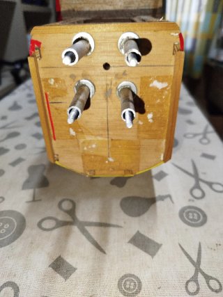 Avión RC sin terminar con motor y hélices
