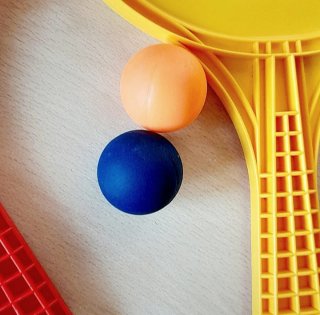 Racchettoni da spiaggia rossi e gialli