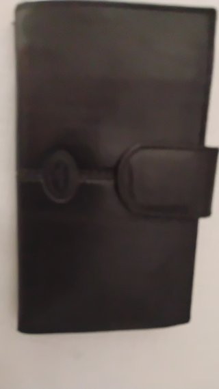 Cartera de piel negra