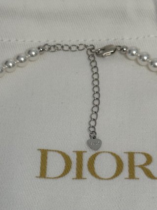 Collar Dior Perlas y Labial Butter