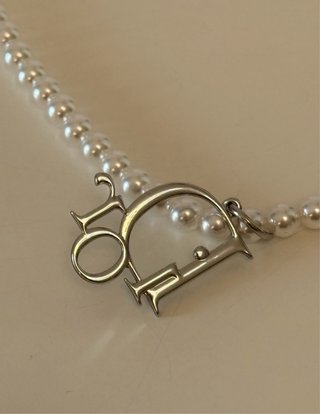 Collar Dior Perlas y Labial Butter