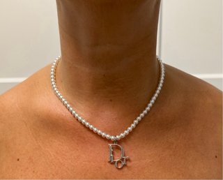 Collar Dior Perlas y Labial Butter