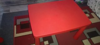 Mesa infantil roja Ikea