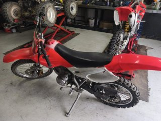 Moto Off-Road Roja y Blanca