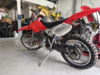 Moto Off-Road Roja y Blanca