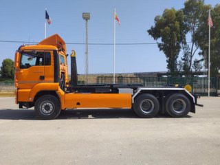 MAN TGA 26 480--CAMIONES CON GANCHO