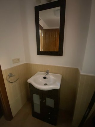 Lavabo de madera y porcelana