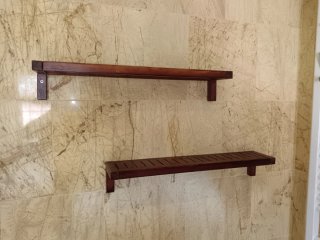 Estanterías de madera marrones