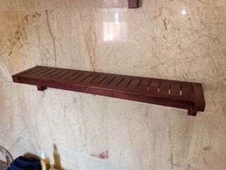 Estanterías de madera marrones