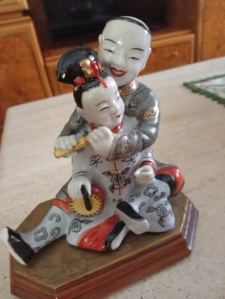 Figura porcelana con peana