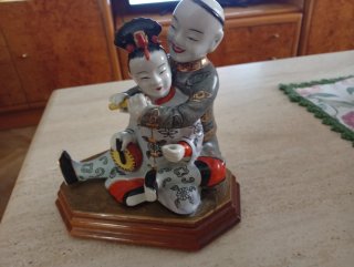 Figura porcelana con peana