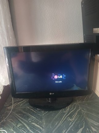 TV LG 30 con cables y mando