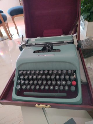 Máquina de escribir Olivetti Studio 44 azul