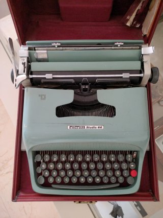 Máquina de escribir Olivetti Studio 44 azul