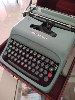 Máquina de escribir Olivetti Studio 44 azul