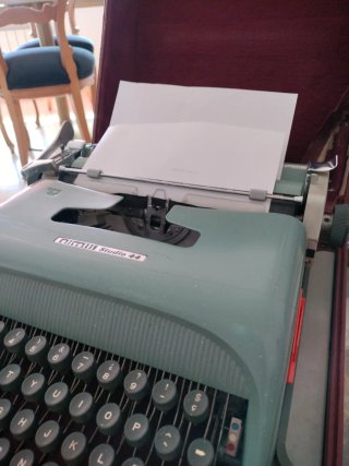 Máquina de escribir Olivetti Studio 44 azul