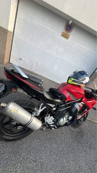 Hyosung GTR 650 - Moto Deportiva Roja y Negra