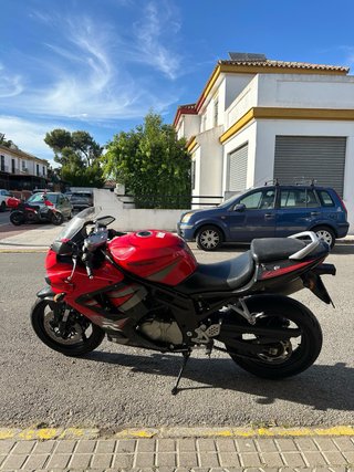 Hyosung GTR 650 - Moto Deportiva Roja y Negra