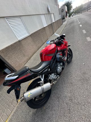Hyosung GTR 650 - Moto Deportiva Roja y Negra