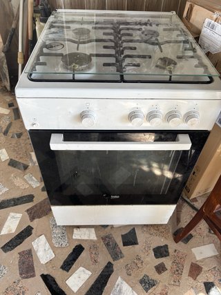 Cocina y horno de gas blanca
