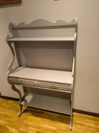 Estantería de madera restaurada