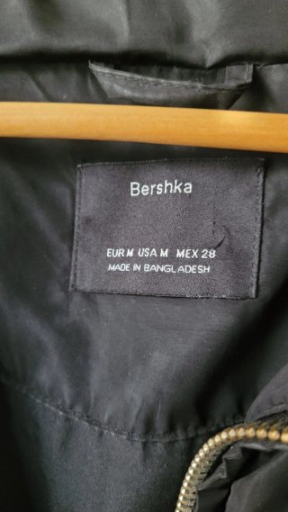 Abrigo acolchado negro Bershka