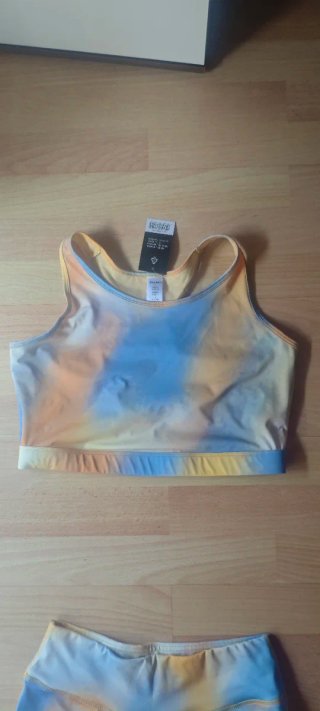 Conjunto deportivo  crop top y shorts