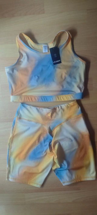 Conjunto deportivo  crop top y shorts