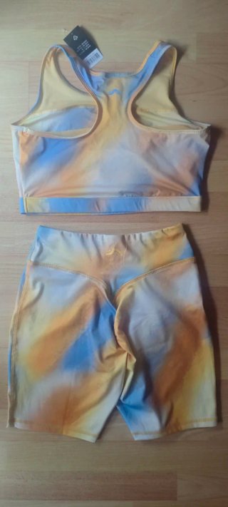 Conjunto deportivo  crop top y shorts