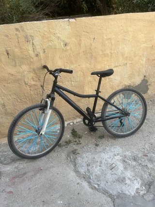 Bicicleta Negra Ruedas Azules
