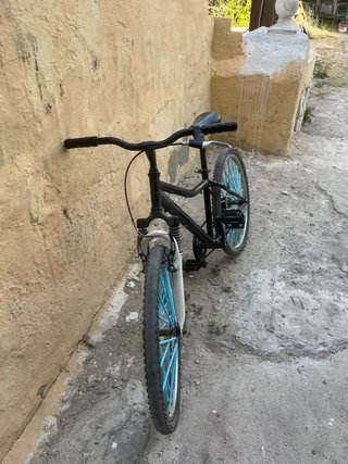 Bicicleta Negra Ruedas Azules