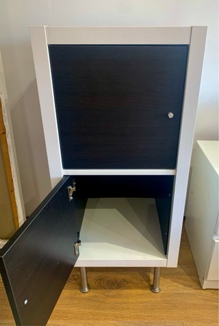 Kallax 2 compartimentos con puertas negras