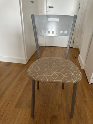 Mesa de cocina naranja y 3 sillas