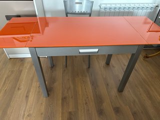 Mesa de cocina naranja y 3 sillas
