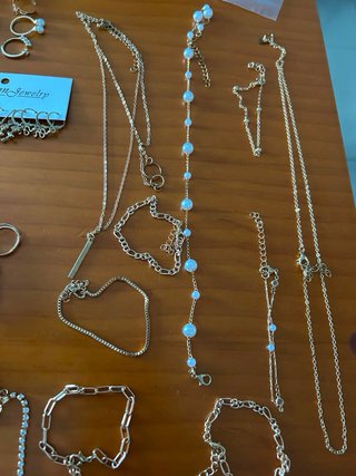 Lote de bisutería dorada y plateada