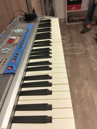 Piano electrónico con soporte