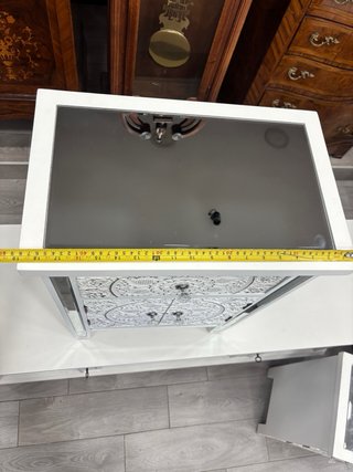 Mobiletto bianco intagliato con cassetto e ante