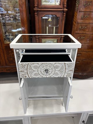 Mobiletto bianco intagliato con cassetto e ante