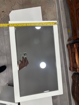 Mobiletto bianco intagliato con cassetto e ante