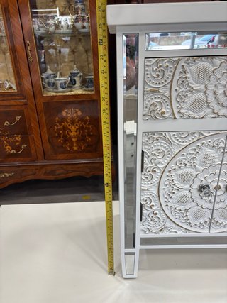 Mobiletto bianco intagliato con cassetto e ante