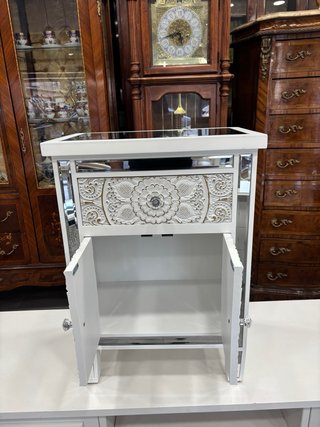 Mobiletto bianco intagliato con cassetto e ante