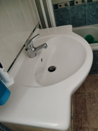 Mueble de baño, lavamanos y grifo Roca