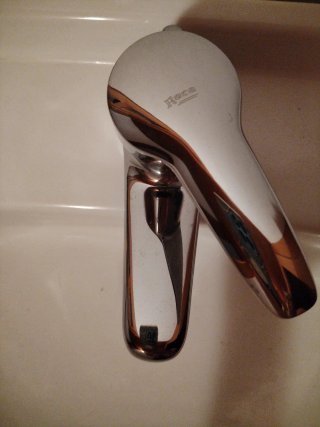 Mueble de baño, lavamanos y grifo Roca