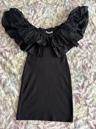 Vestido negro con volantes