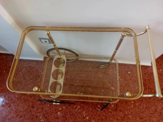 Carrito vintage de bebidas dorado con ruedas