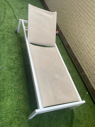 Tumbona de playa/piscina beige y blanca