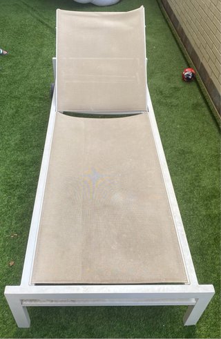 Tumbona de playa/piscina beige y blanca