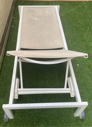 Tumbona de playa/piscina beige y blanca